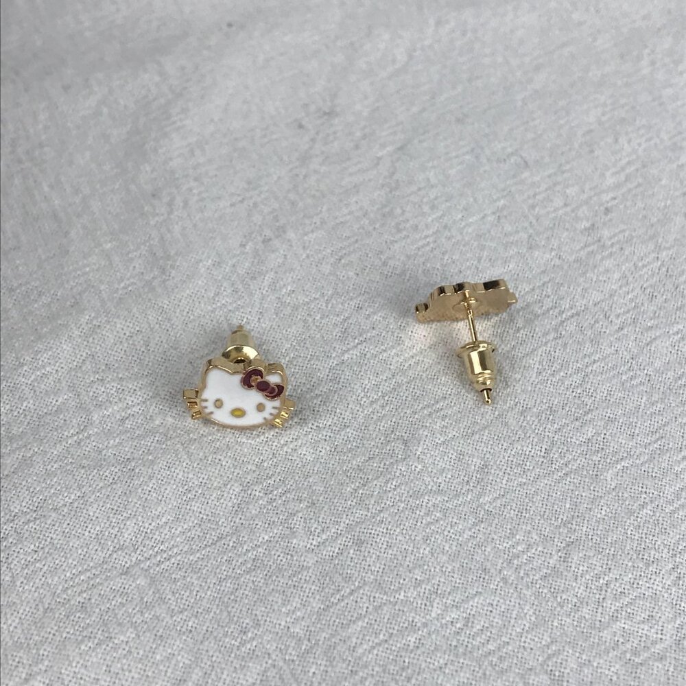 ๐ Hello Kitty Stud Earrings - Picture 4 of 4